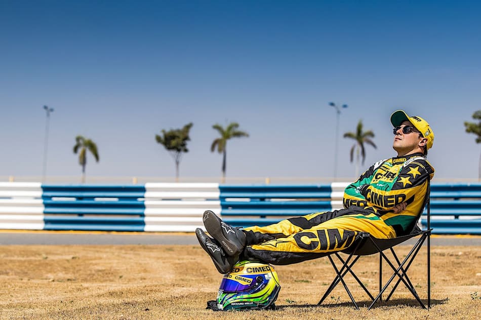 Treinos da Stock Car são adiados e Felipe Massa aproveita sol em Goiânia no “estilo Alonso”