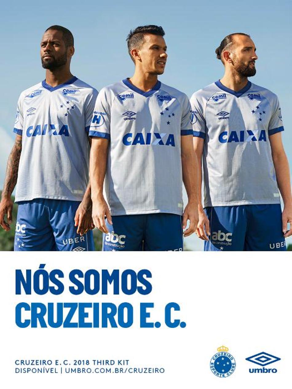 Cruzeiro lança nova camisa 3, de cor prata, em homenagem a troféus importantes