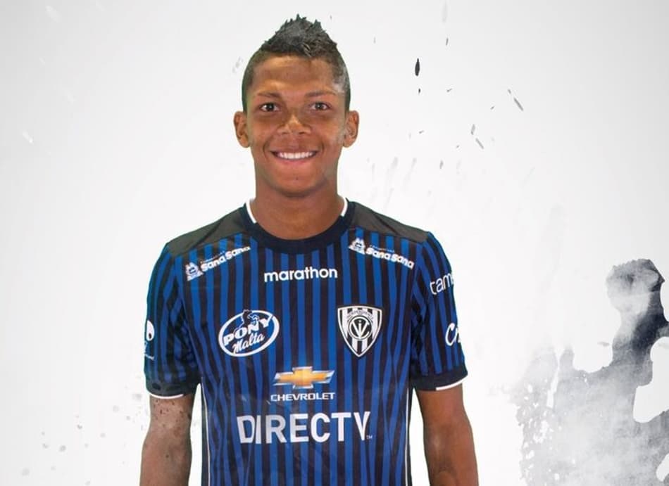 Atacante Billy Arce fecha negócio com equipe da Premier League