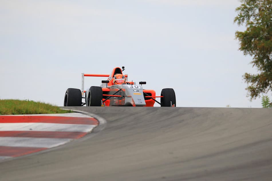 Arthur Leist sobe no pódio na etapa de Pittsburgh da F4 nos Estados Unidos