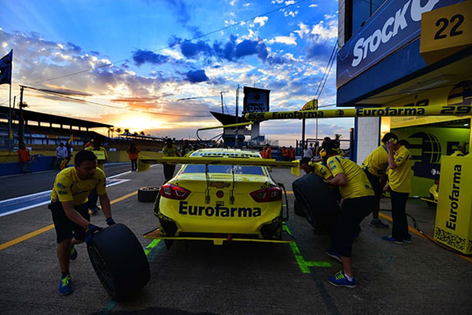 Torcedor pode acompanhar o sábado da Stock Car trocando um litro de leite