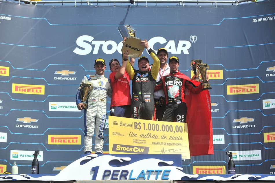GALERIA: Confira o pódio da Corrida do Milhão, vencida por Barrichello