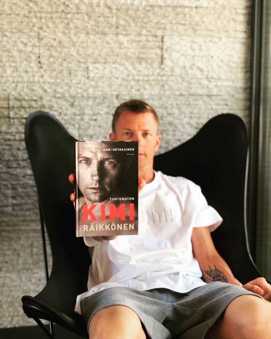 Kimi Raikkonen lança sua biografia em evento na Finlândia