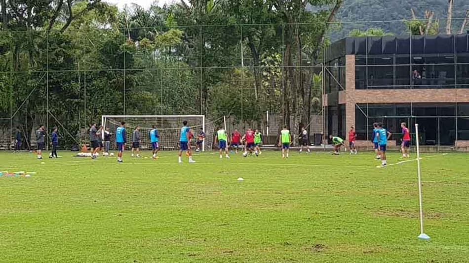 Lenon treina com bola com o grupo do Vasco e vira opção para domingo
