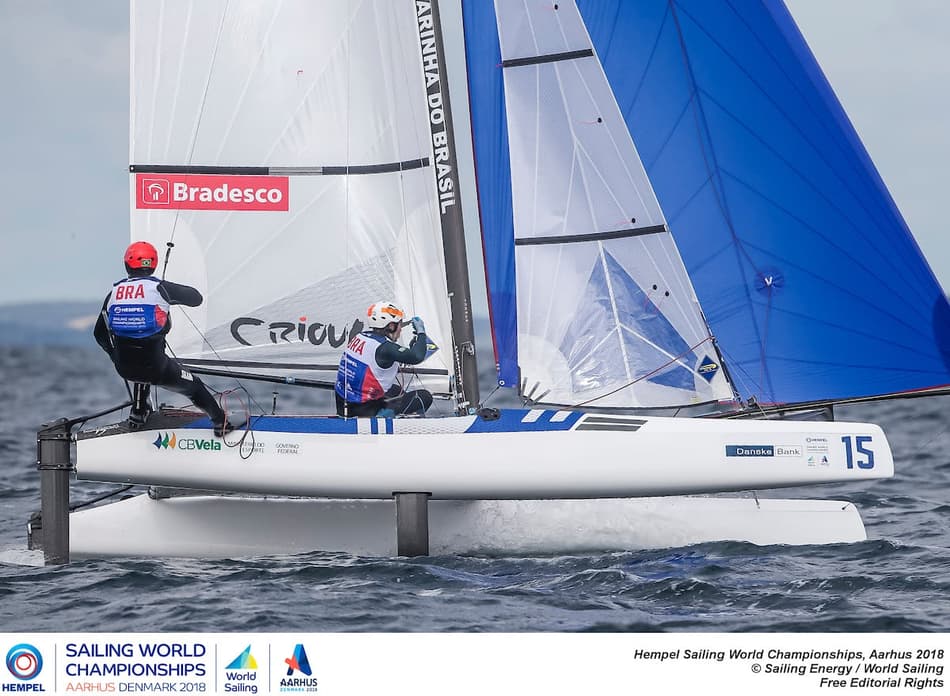 Dupla brasileira vence regatas e sobe para segundo no Mundial de vela