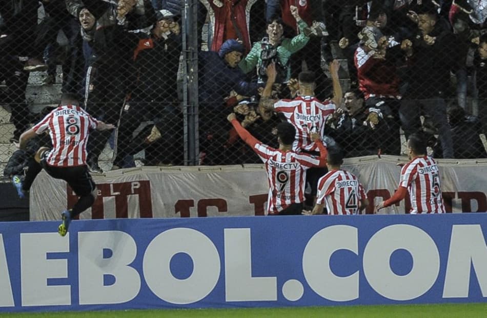 Jogadores Estudiantes lamentam gol sofrido dentro de casa