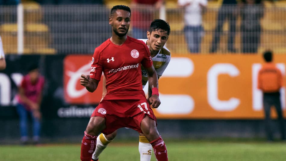 Claudinei Oliveira pede e Sport fica perto de acertar com dois jogadores