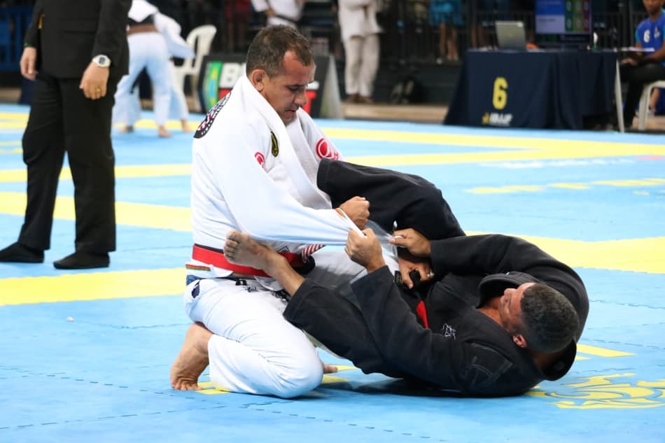 Faixa-vermelha e preta de Jiu-Jitsu destaca o Brasileiro Master