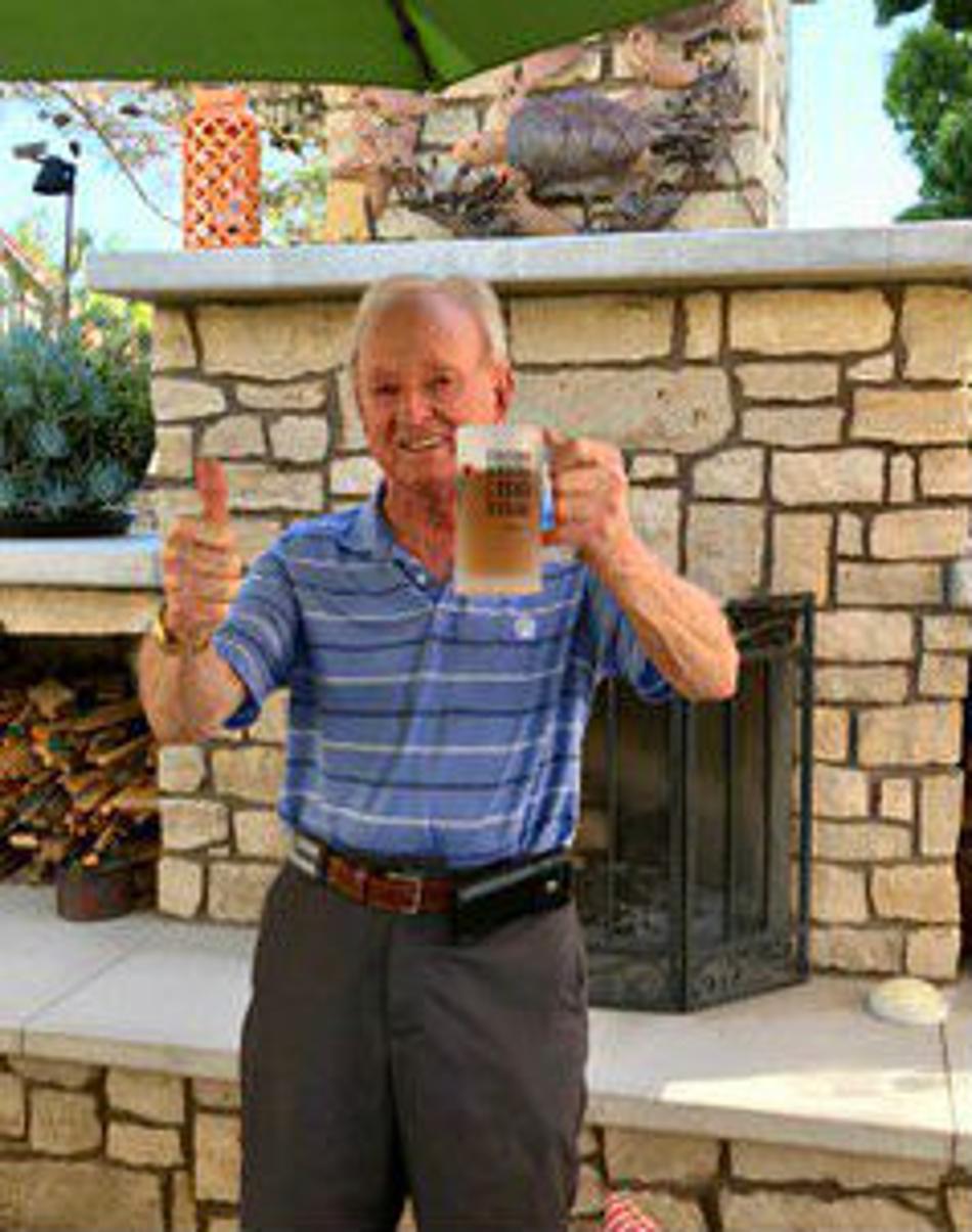 Lenda do tênis, Rod Laver completa 80 anos e bebe sua cervejinha
