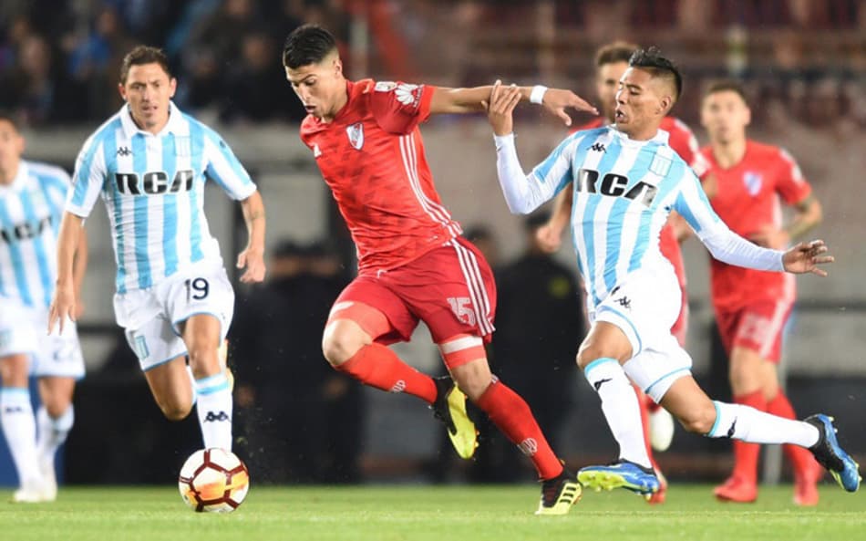 Com um a menos, River Plate segura empate e pressão do Racing em Avellaneda