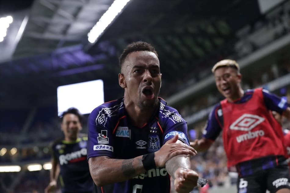 Ademlson celebra gol feito nos acréscimos contra o FC Tokyo