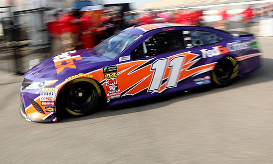 Denny Hamlin marca pole da NASCAR no Michigan International Speedway