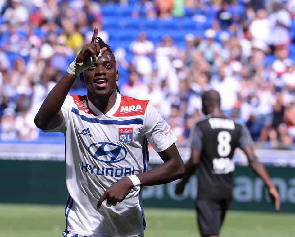 Com dois golaços, Lyon começa Ligue 1 com vitória sobre Amiens