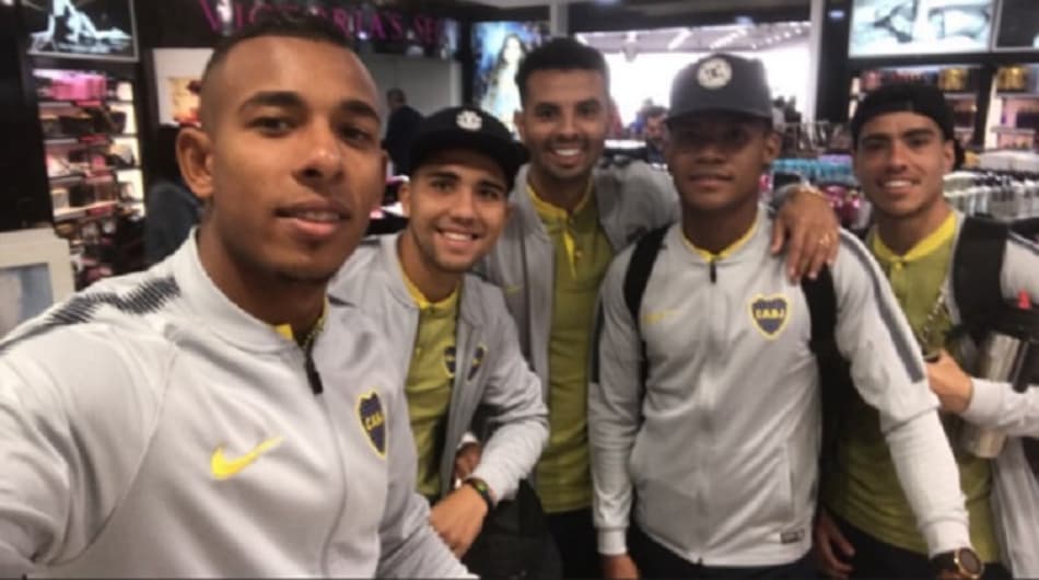 Delegação do Boca Juniors embarca rumo a Europa para enfrentar o Barcelona