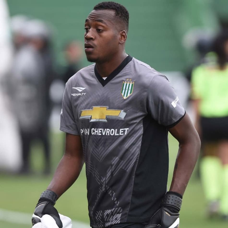 Goleiro é atingido por moeda em jogo da Superliga Argentina; Confira