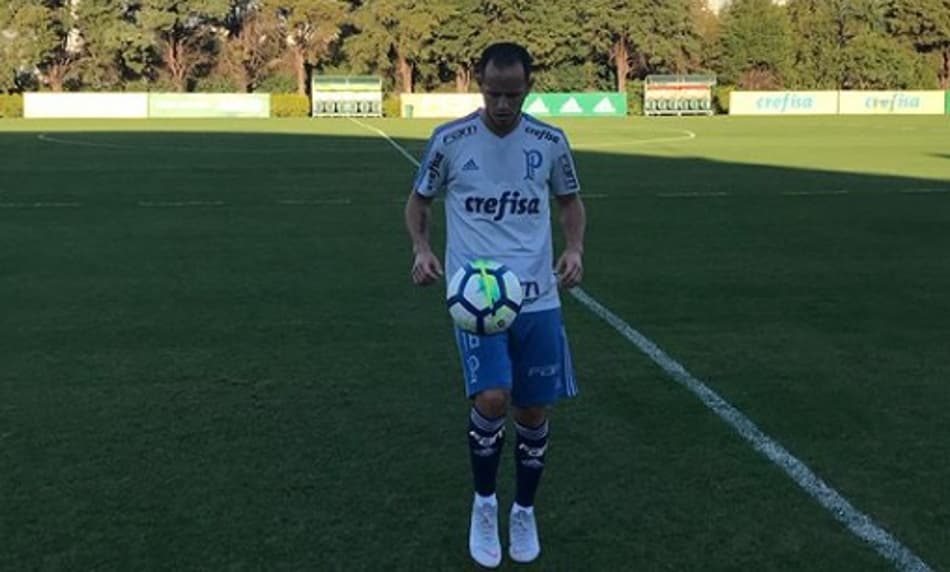 Guerra bate bola no campo e fica mais perto de retornar ao Palmeiras