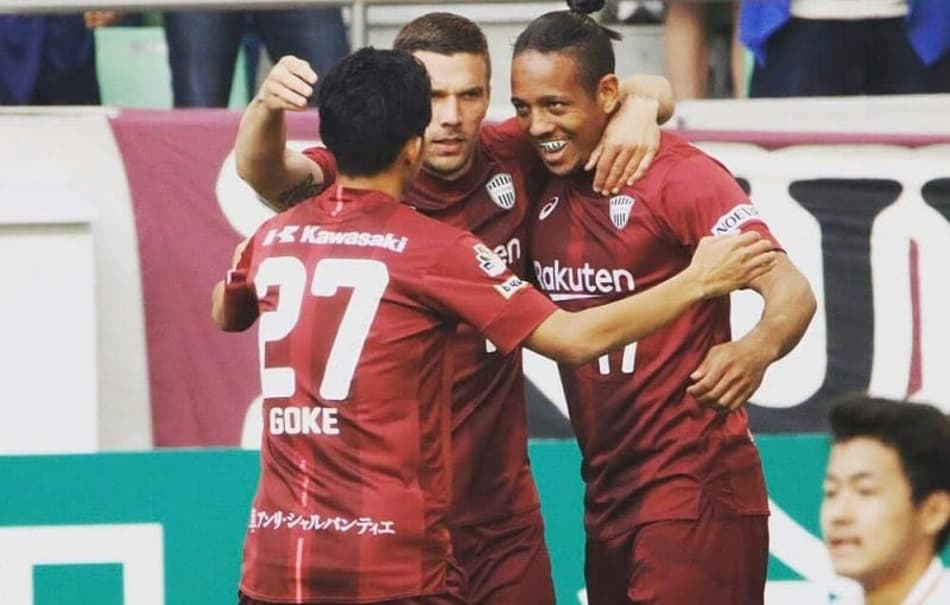 Atacante ex-Inter revela primeiras impressões atuando com Iniesta e Podolski