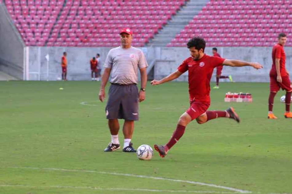 Ortigoza deixa treino do Náutico sentindo dores, mas ainda não preocupa para sábado