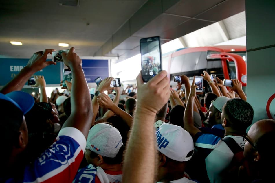 Delegação do Bahia é recebida com festa no aeroporto antes de embarque em Salvador