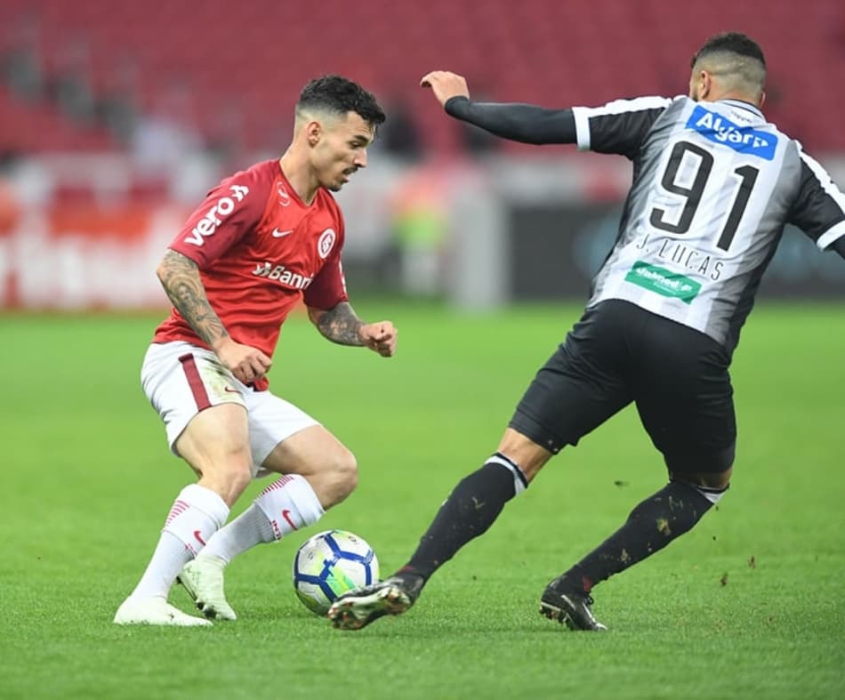 Por variedade de peças, Zeca pode voltar a ser lateral-esquerdo no Inter