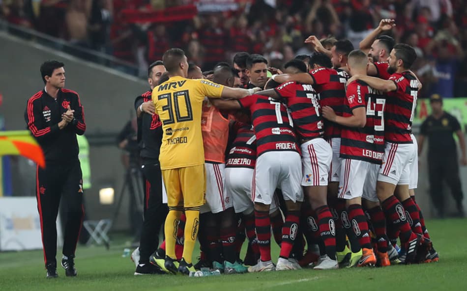 Com gol de Éverton Ribeiro, Fla bate Grêmio e vai à semi da Copa do Brasil
