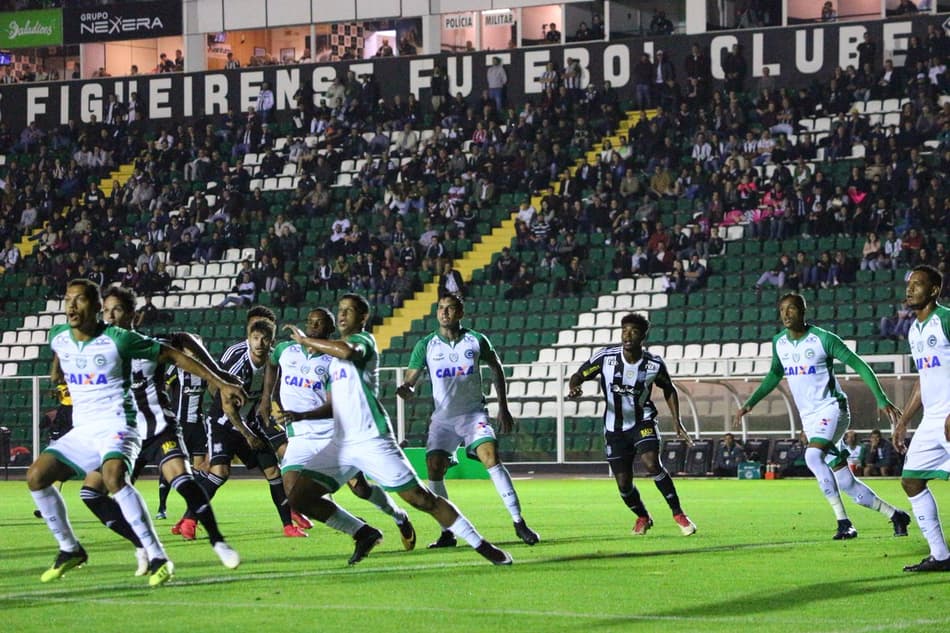 De virada, Goiás passa pelo Figueira, vence segunda seguida e entra no G4