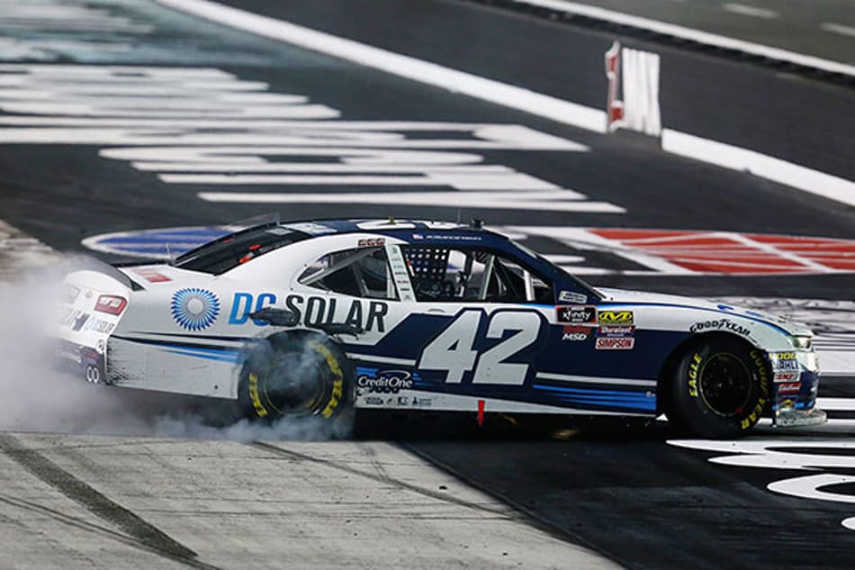 Kyle Larson recebe a vitória da NASCAR Xfinity em Bristol