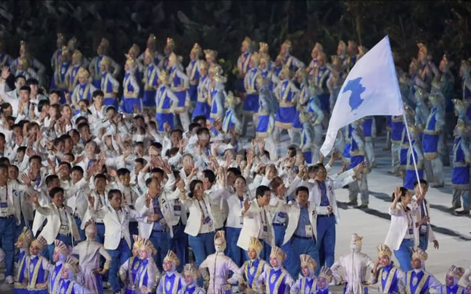 Coreias desfilam juntas na abertura dos Jogos Asiáticos, em Jacarta