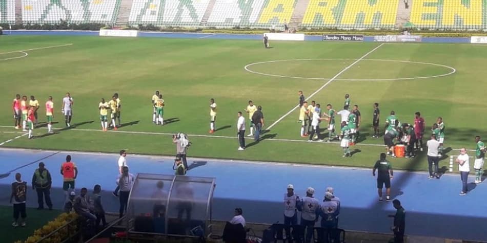 Torcedor invade o gramado para agredir o técnico no futebol colombiano