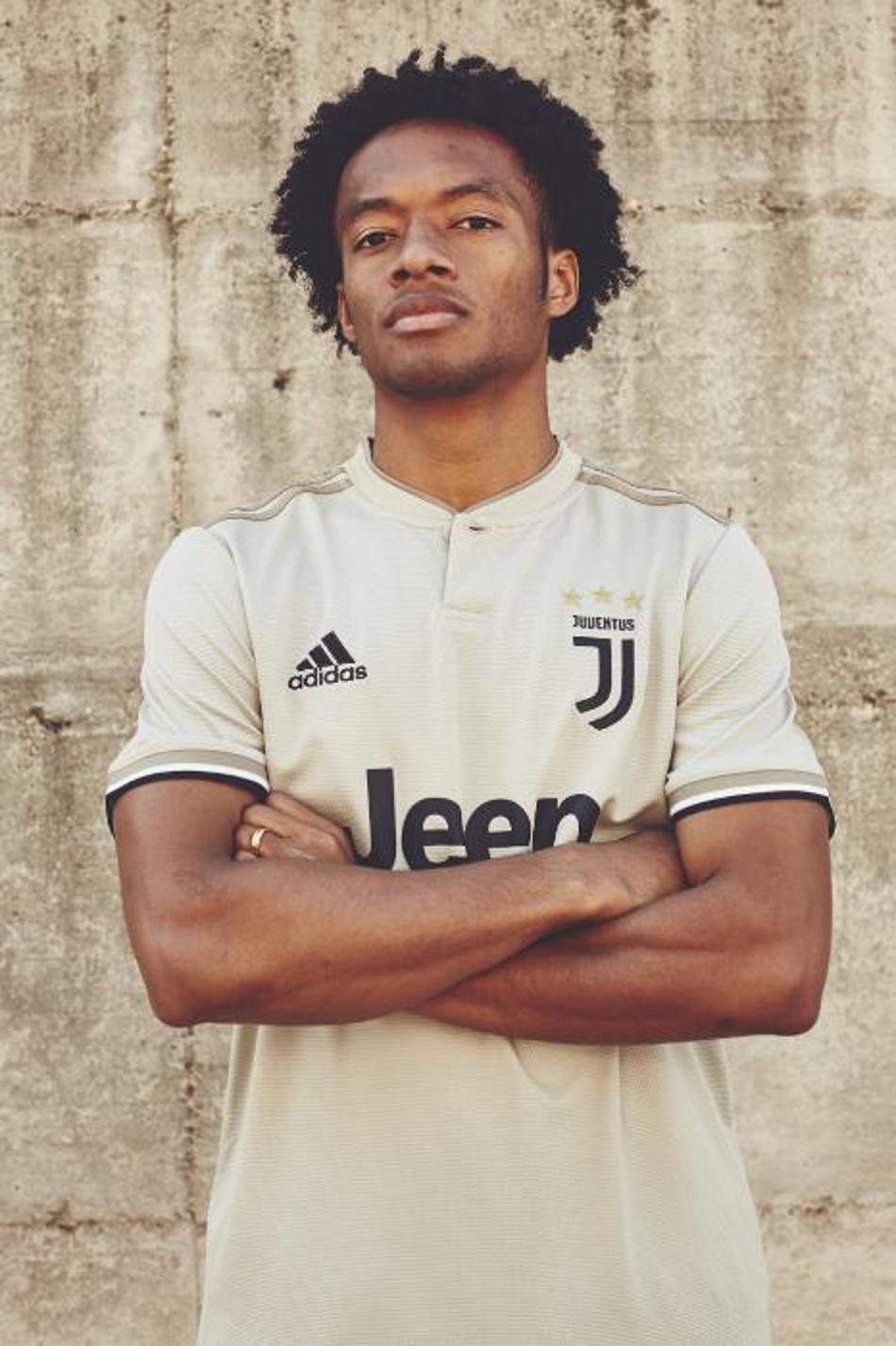 Juventus lança camisa 2 para a temporada 2018/2019; confira fotos e detalhes