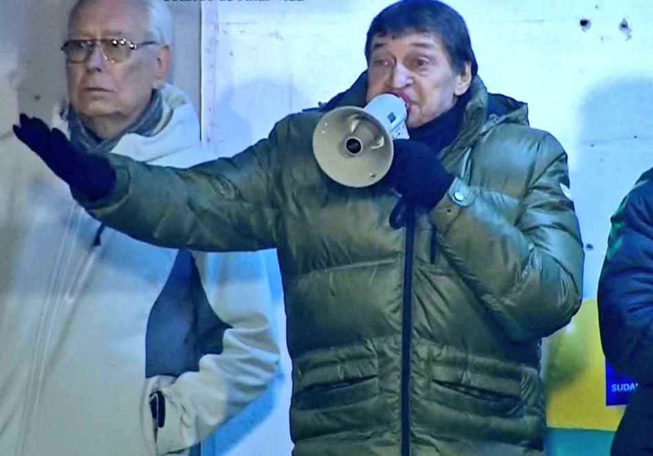 Técnico do Banfield inova e passa instrução com megafone em jogo da Sul-Americana