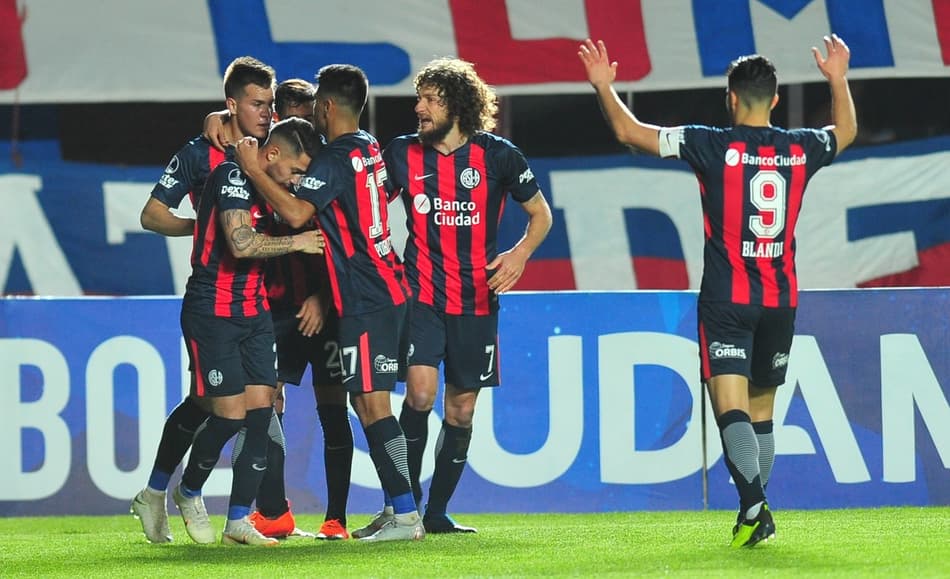 Blandi marca dois, San Lorenzo vence Nacional e abre vantagem