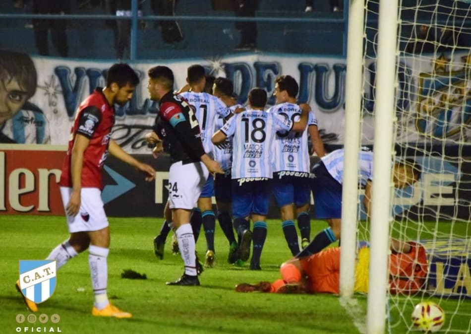 Com direito a gol de Copa, Atlético Tucumán supera Colón