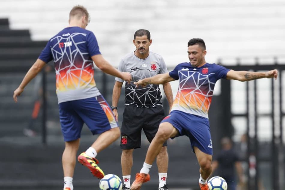 Em treino aberto, Valdir ensaia repetir time do Vasco contra a Chape