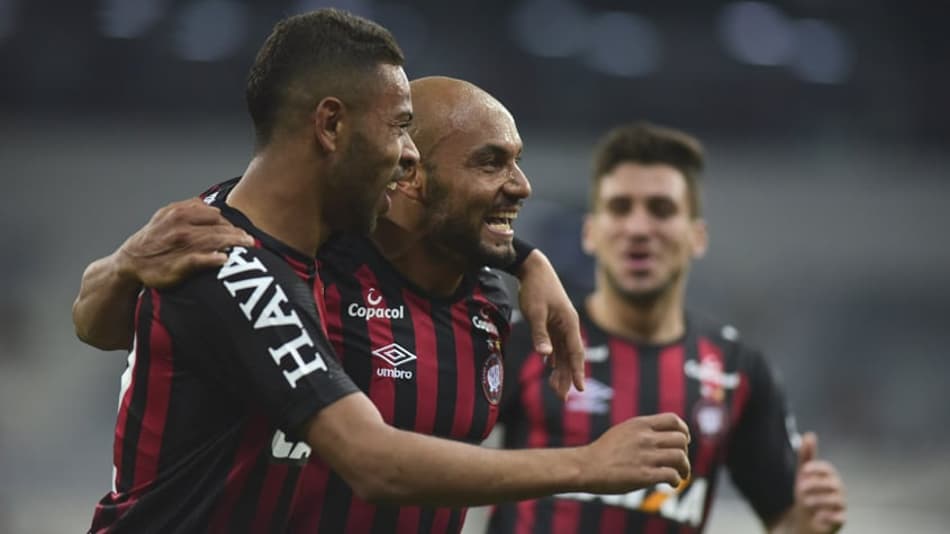 De virada, Atlético-PR bate o Grêmio e deixa a zona do rebaixamento