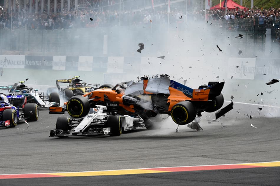 “Da última vez que isso aconteceu, Romain foi proibido de correr”, diz Alonso após acidente com Hulkerberg