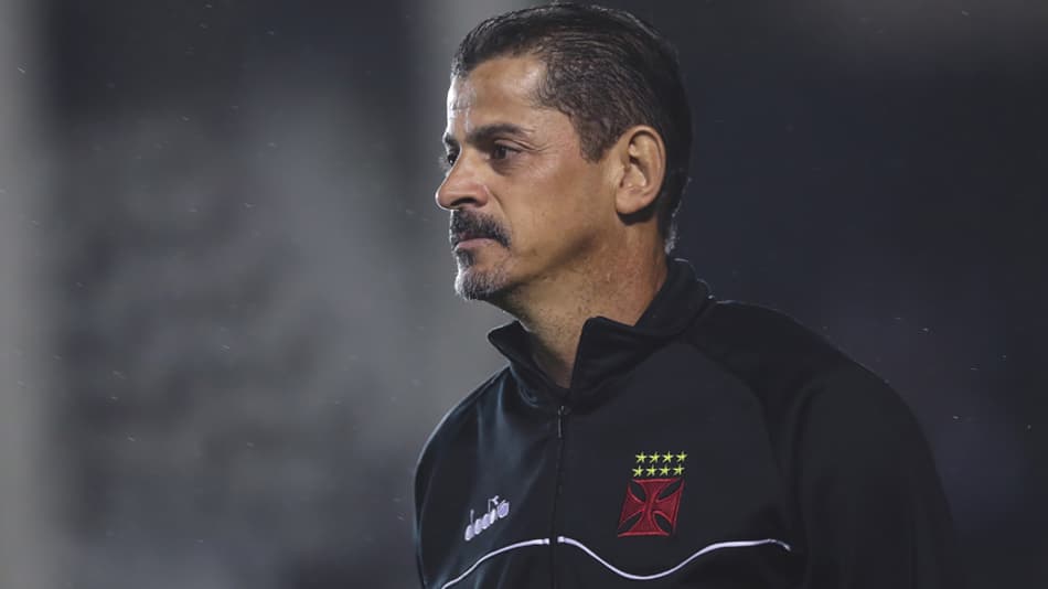 Valdir encerra ciclo como interino do Vasco com vitória: ‘Estou muito feliz’
