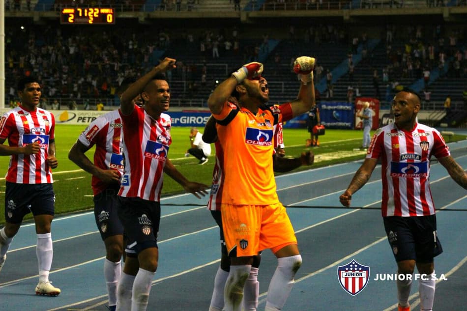 Goleiro artilheiro faz gol à la Ronaldinho Gaúcho no futebol colombiano; Confira