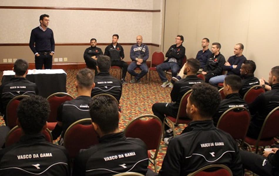 Valentim encontra elenco em Curitiba e comanda primeiro treino pelo Vasco