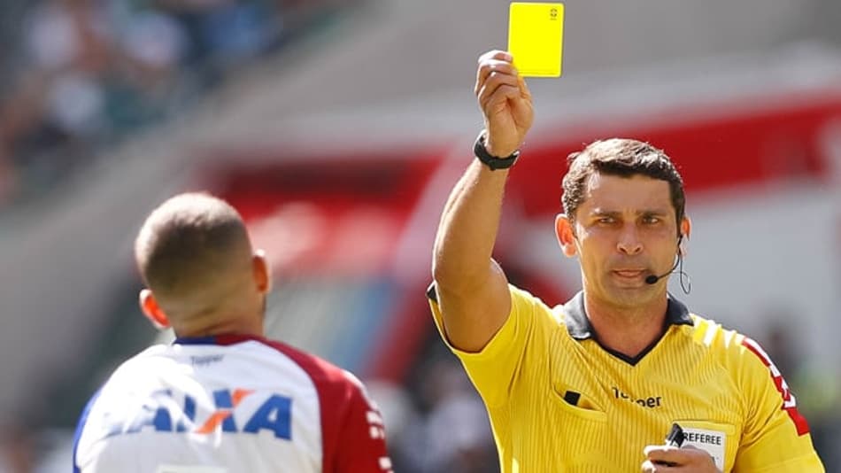 Em um campeonato que acontece durante todo o ano, é importante evitar que os jogadores não percam partidas por conta de suspensões. O L!, com a ajuda das estatísticas do site 'Footstats', fez um levantamento sobre a relação entre números de cartões amarelos e faltas cometidas das 20 equipes neste Campeonato Brasileiro. O que mais sofre com esse assunto é o Paraná, enquanto que a Chapecoense vive situação oposta. 