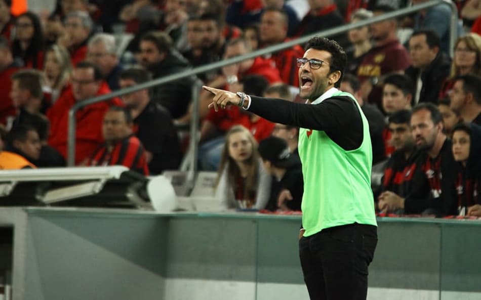 Vasco busca primeira vitória fora de casa no Brasileirão contra o Paraná