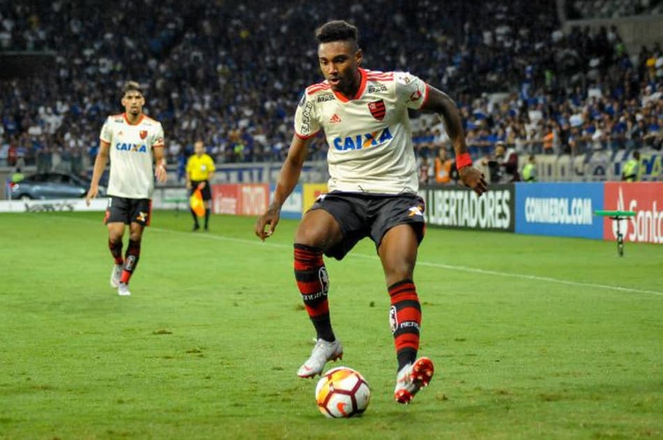 Prestes a fazer sete meses no Fla, Vitinho busca retomar espaço