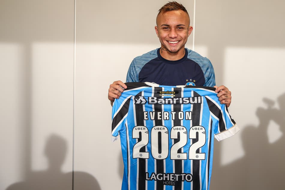 De olho no futuro, Grêmio renova o vínculo de dois jogadores