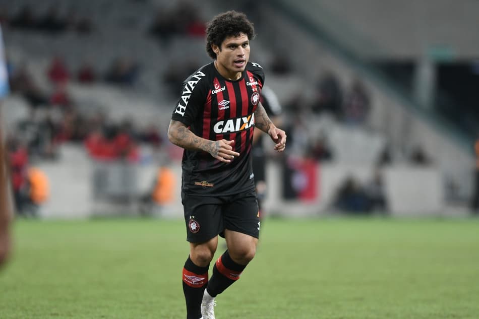 Com Atlético-PR em evolução, Márcio Azevedo busca se readaptar ao futebol do Brasil