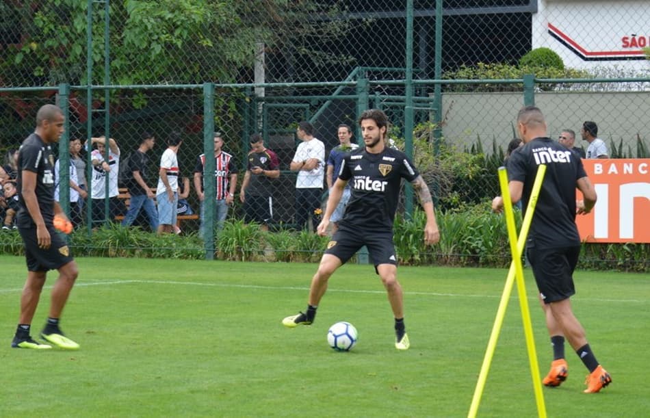 Hudson volta aos treinos e dúvida permanece no São Paulo