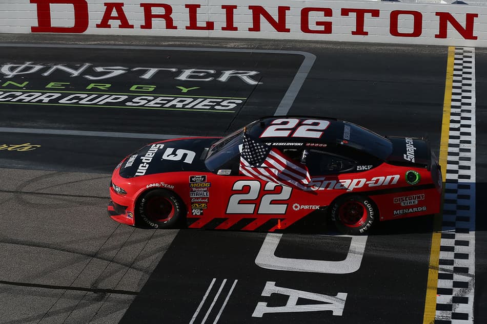 NASCAR Xfinity: Brad Keselowski ganha corrida maluca em Darlington