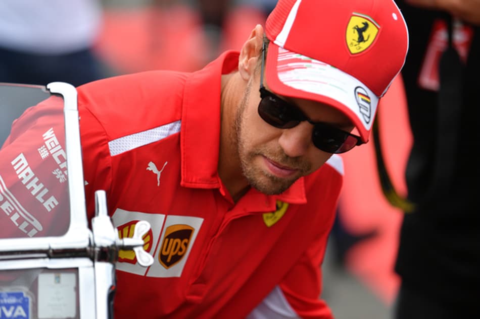 “Ele não me deu espaço”, disse Vettel sobre confronto com Hamilton no início da corrida