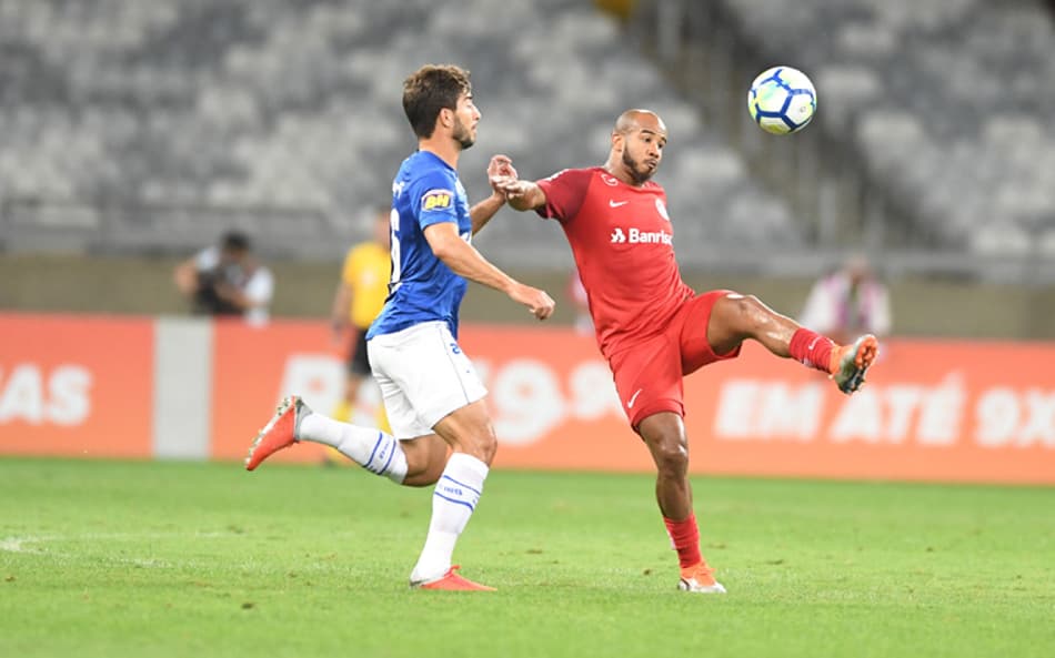 Lucas Silva reclama de precipitação do árbitro no gol anulado