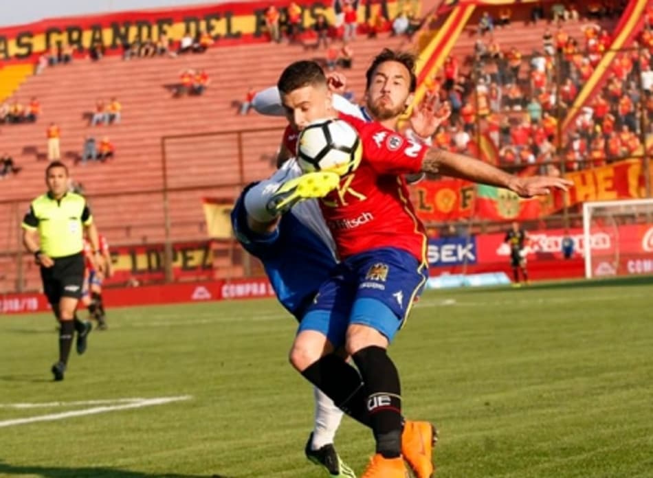 Católica tropeça, mas continua líder do Clasura; Colo-Colo é goleado