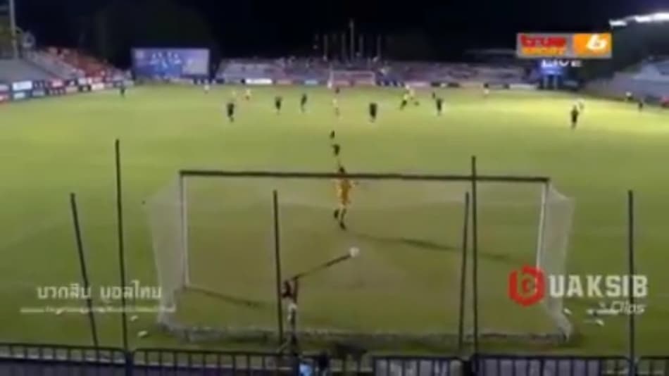 Brasileiro marca ‘gol que Pelé não fez’ na Tailândia; assista